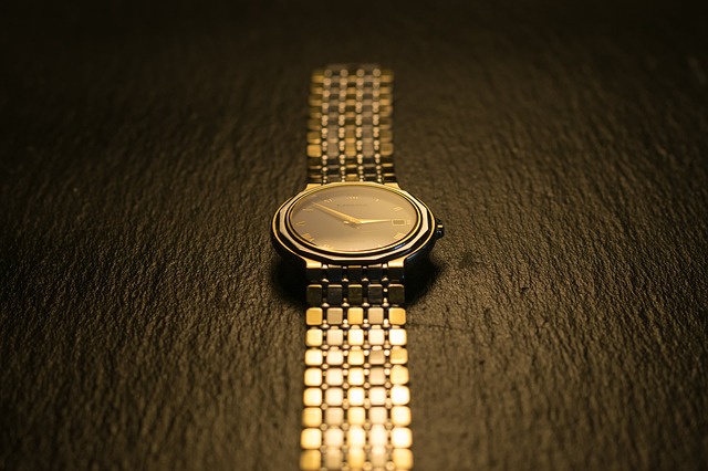Złote zegarki damskie stylizowane na męskie - trend 2019